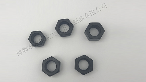 在大久五金看來，六角螺母是將機(jī)械設(shè)備緊密連接起來的重要零件